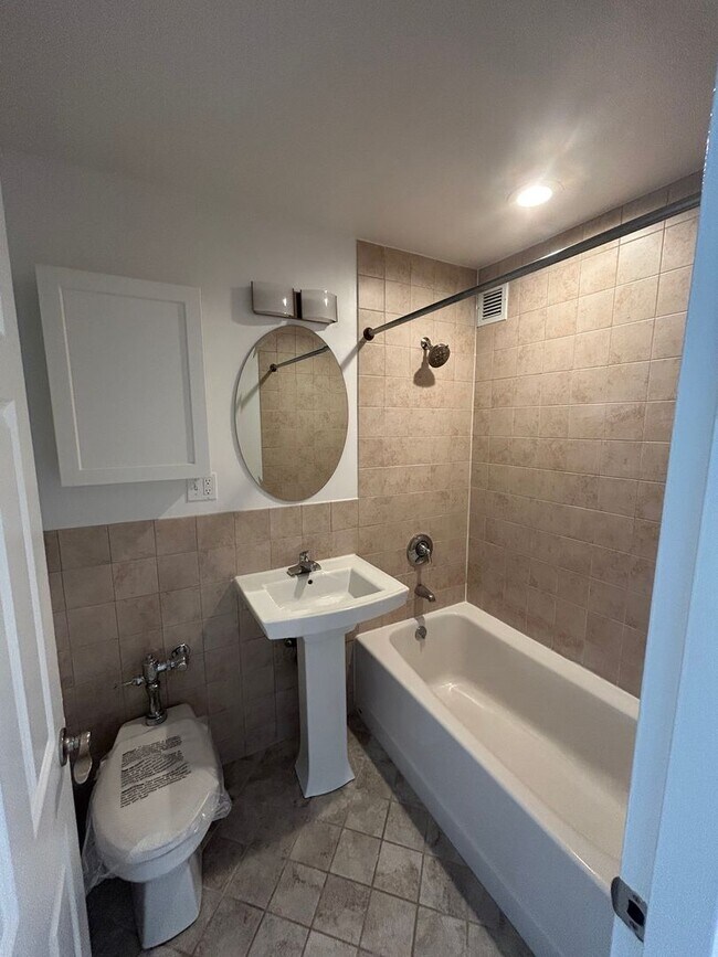 Building Photo - 10 Camelot Ct
