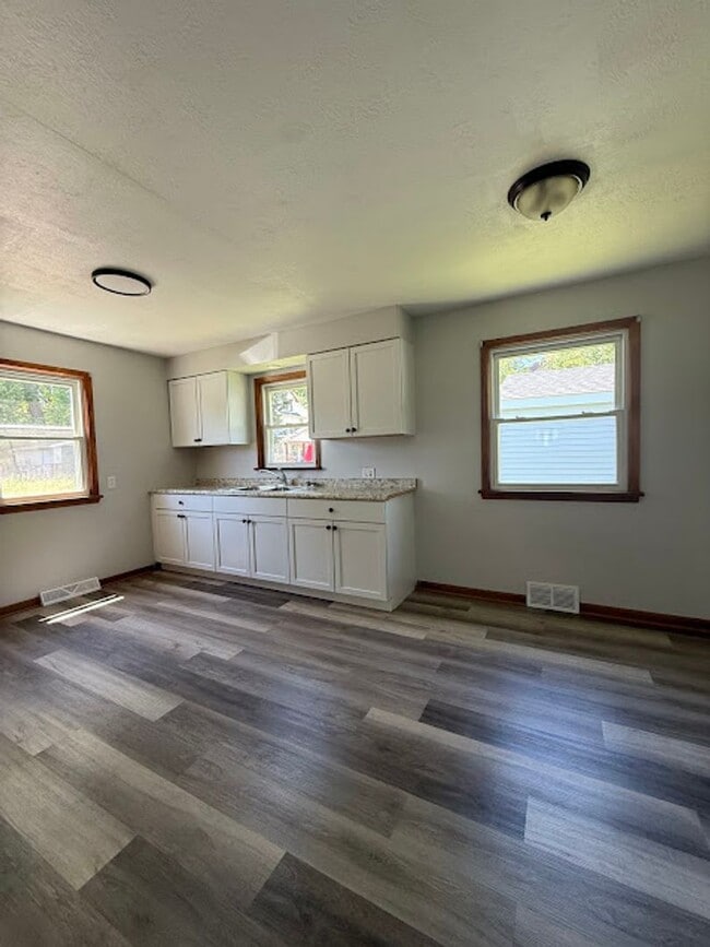 Building Photo - Two bedroom home with one car garage for rent - Canton NE