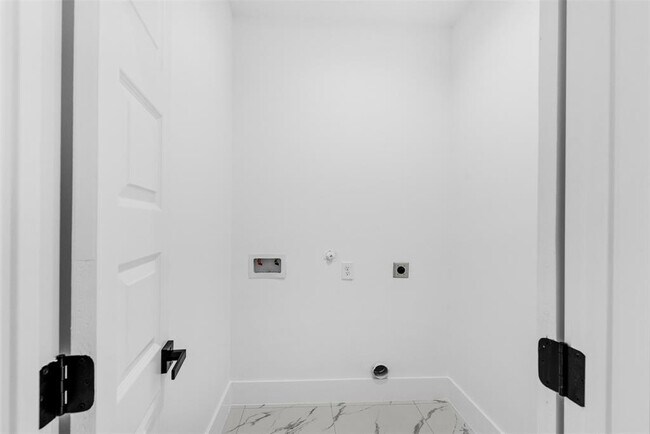 Building Photo - 9110 Everglade Dr