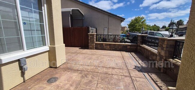 Building Photo - 2080 Mariposa Dr