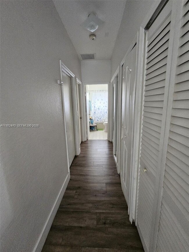 Building Photo - 718 SE 12th Ter