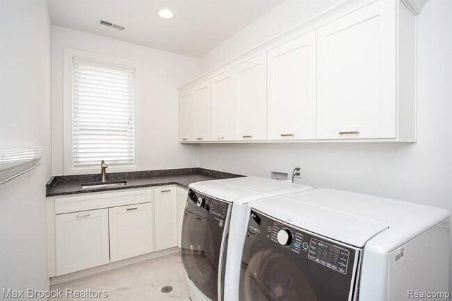 Building Photo - 25925 York Rd