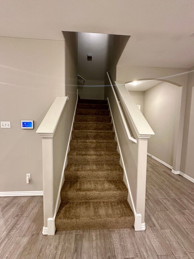 Building Photo - Spacious 3 Bedroom/2 Bathroom Chaffee Cros...