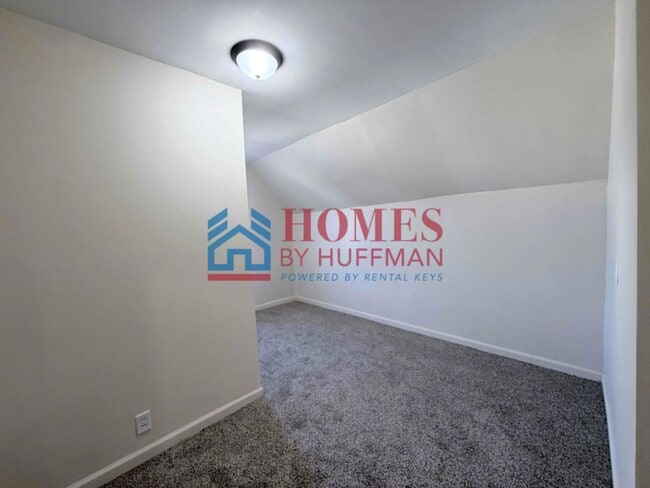 Building Photo - Three Bedroom House w/ Bonus Room