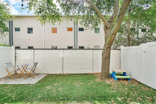 Building Photo - 160 S E 7th Way