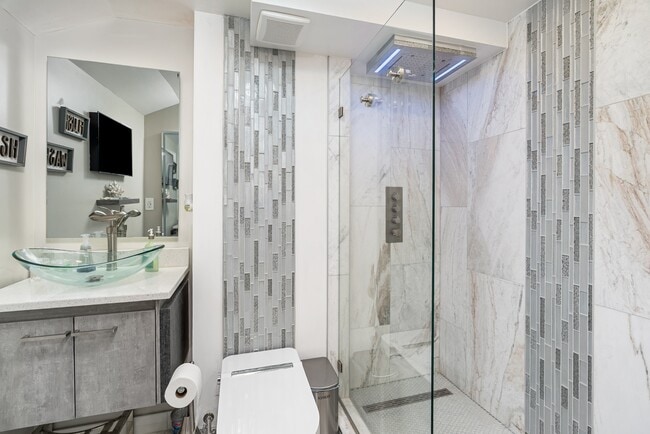 Building Photo - 3558 Shore Dr