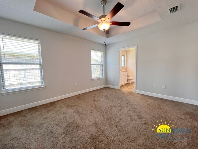 Building Photo - Modern 3 Bedroom Home with Community pool!