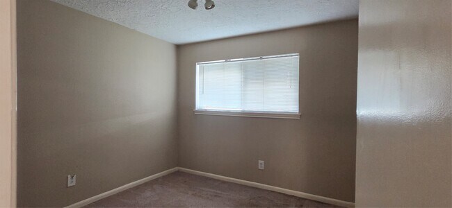 Building Photo - 1910 Quail Valley E Dr