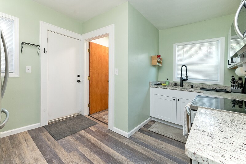 Building Photo - 321 W Lapeer St