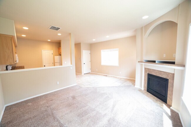 Building Photo - Newer Construction Townhome in Canby