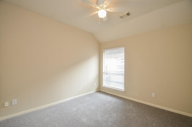 Building Photo - 102 N Holly Laurel Cir