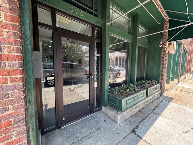 Building Photo - 220 W Market St