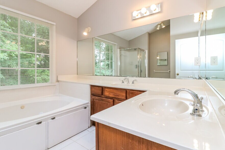 Building Photo - 2885 Summit View Ct