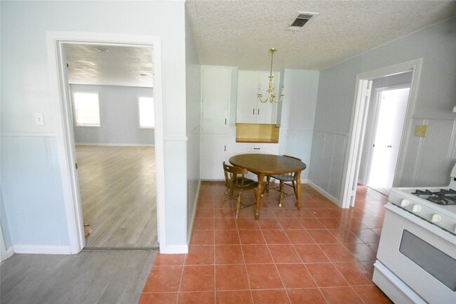 Building Photo - 1706 Oaks Dr