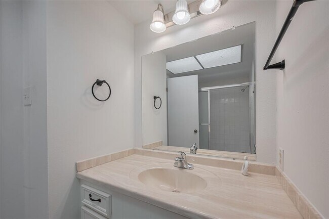 Building Photo - 605 Sorrento Dr