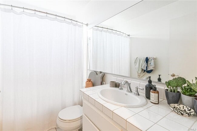 Building Photo - 719 Poinsettia Ave