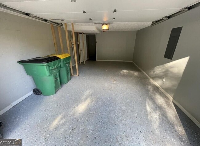 Building Photo - 19 Oak Hill Dr