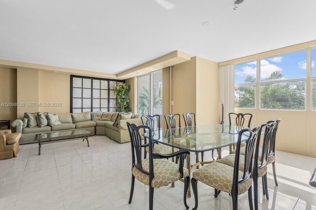 Building Photo - 1420 Brickell Bay Dr