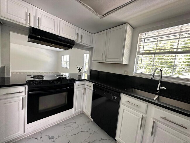 Building Photo - 1000 S Semoran Blvd