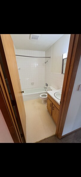 Building Photo - 203 Riverview Dr