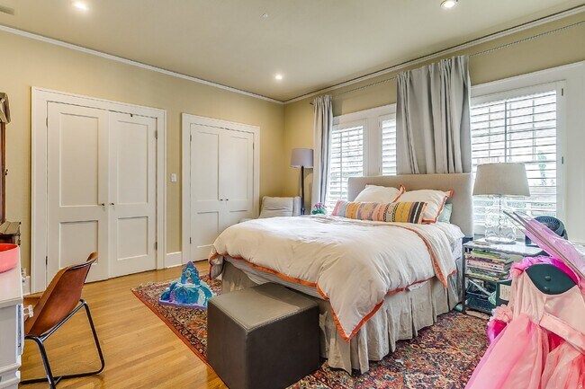 Building Photo - Darling English Tudor style home in the heart of the University District near TCU!