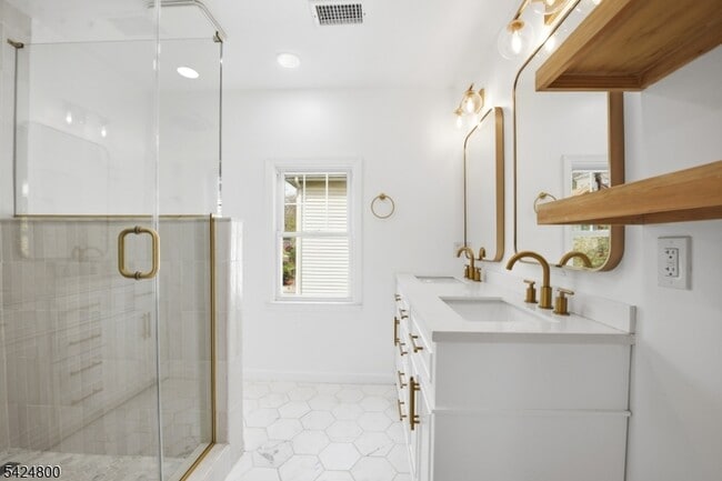 Building Photo - 40 Edgewood Rd