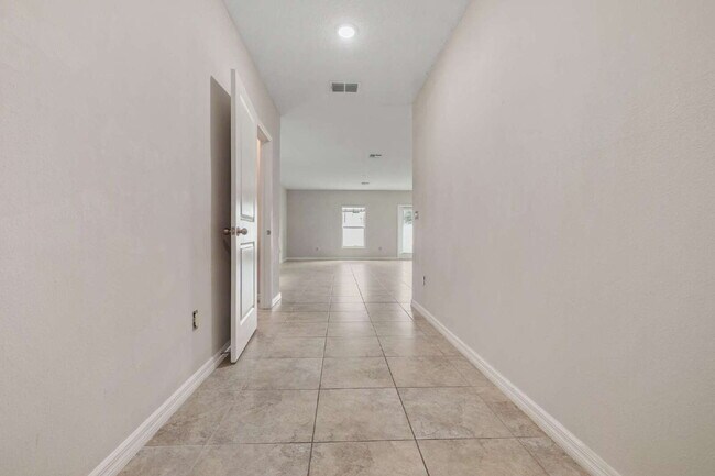 Building Photo - "Spacious 5-Bedroom Retreat in Tampa with 2.5 Baths and 2,215 Sq Ft of Comfort!"