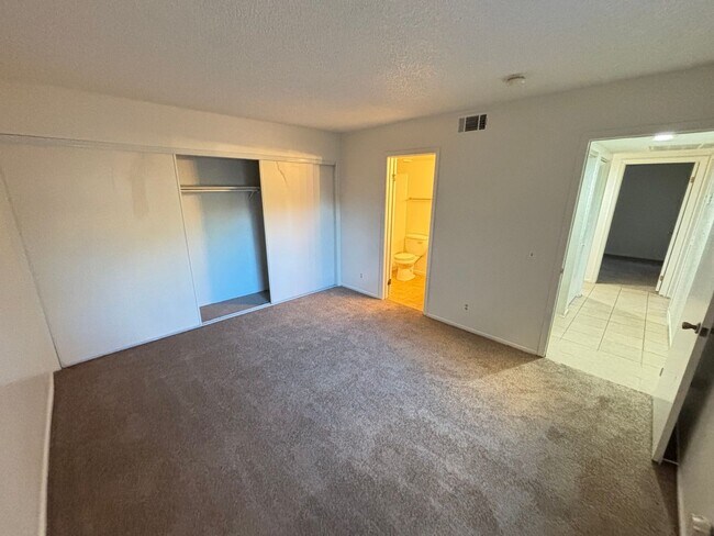 Building Photo - Charming 2BED/2BATH Condo located in Spring Oaks Community.