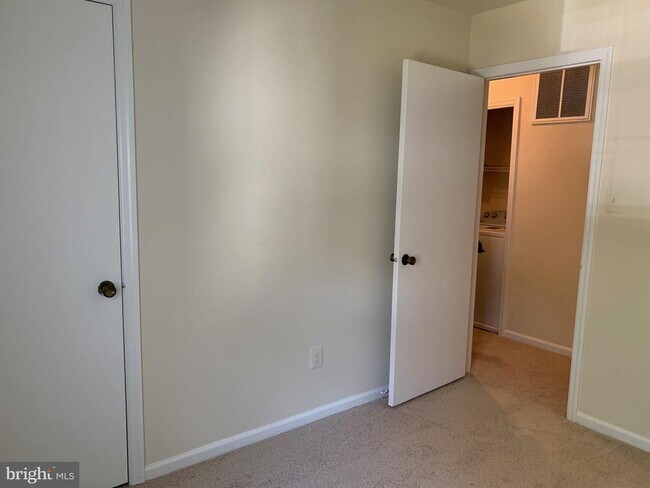 Building Photo - 8200 Aspen Glen Ct