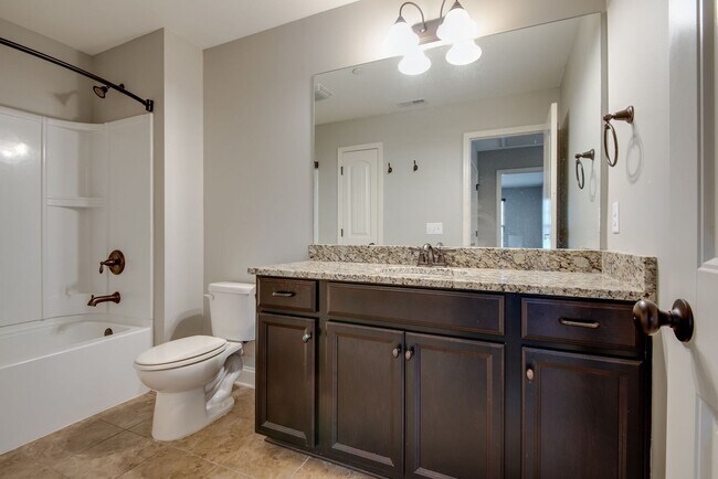 Building Photo - 3 Bed, 2.5 Bath End Unit Townhome w/ Garage