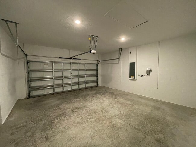 Building Photo - ***Move-In Special: 2 Weeks Free Rent! | B...