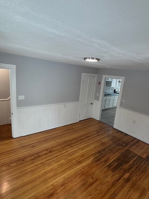 Building Photo - 122 River Rd