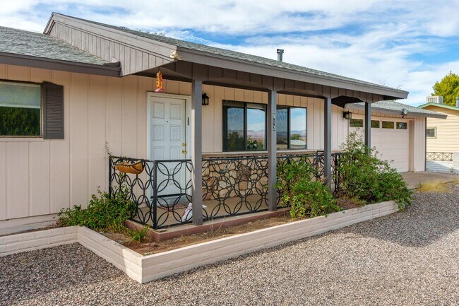 Building Photo - Wonderful Home 3 bed 1 bath with a Great Yard