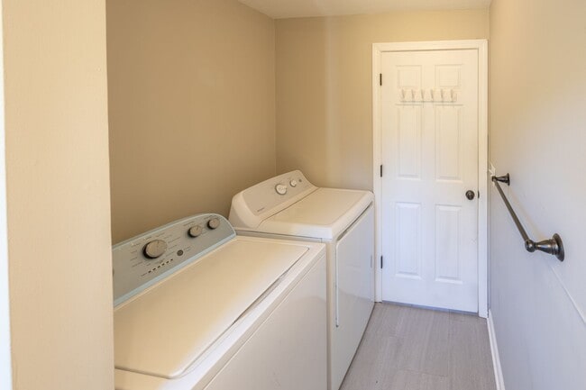 Building Photo - Charming 4 Bedroom Colonial with Updated K...