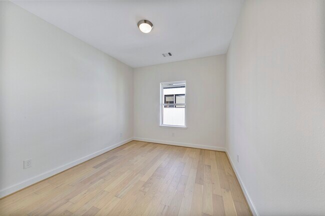 Building Photo - 946 Judiway St