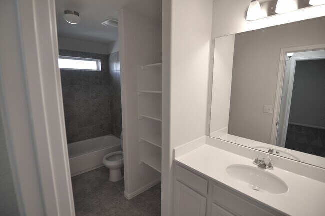 Building Photo - Amazing home ready to move in!