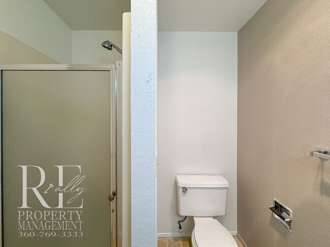 Building Photo - Bright End-Unit Townhome with Loft, Fireplace & Wooded Balcony