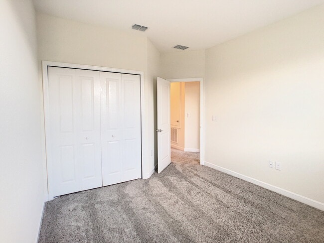 Building Photo - Gorgeous 4 bedroom townhome!