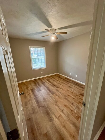 Building Photo - 6044 Cordova Rd