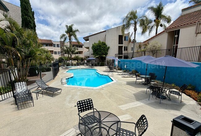 Building Photo - 2625 Pirineos Way
