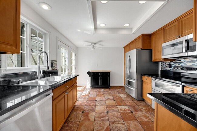 Building Photo - 3 Bed, 3 Bath townhome in Woodbridge Village