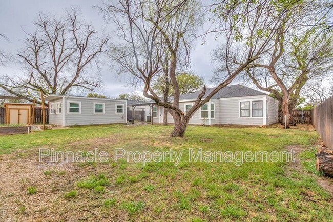 Building Photo - 2205 Live Oak St