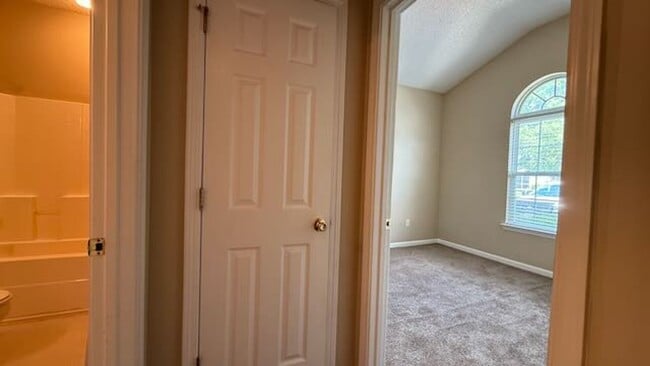 Building Photo - 3 bedroom - 2 bathroom - Stonelake Townhom...