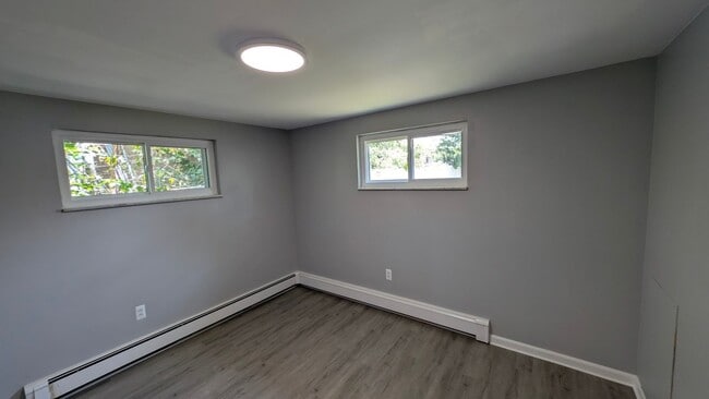 Building Photo - Whitaker / Homestead - 2 BR Single Family, Large Fenced Yard, Garage