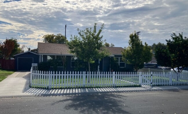 Primary Photo - 1826 Uccello Ave