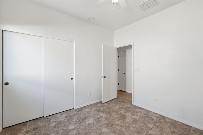 Building Photo - 907 E Catkins Pl