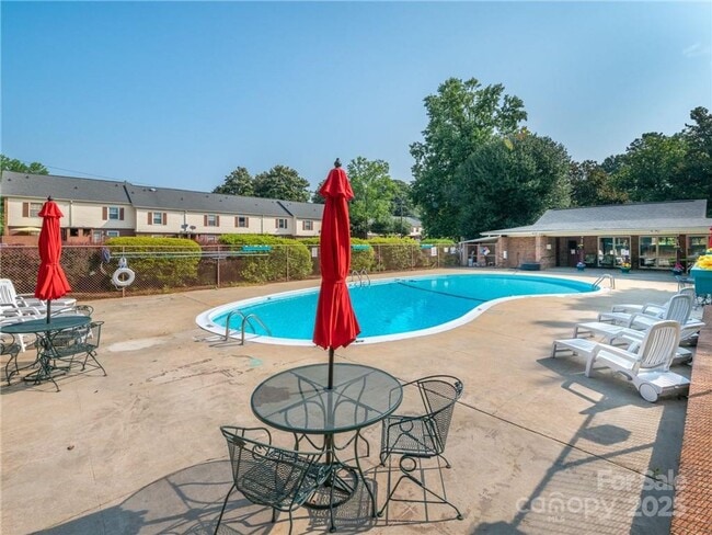 Building Photo - 2 Bedroom Townhome available for rent in Charlotte NC