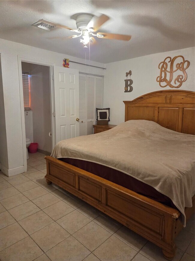 Building Photo - 2630 SW 49th Ct