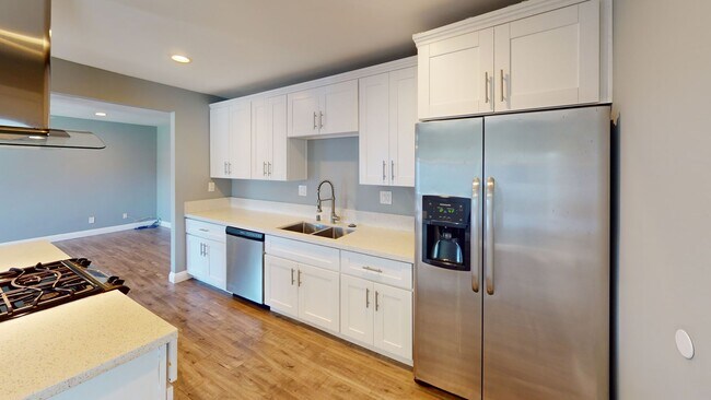 Building Photo - 3 Bed Home | Large Backyard