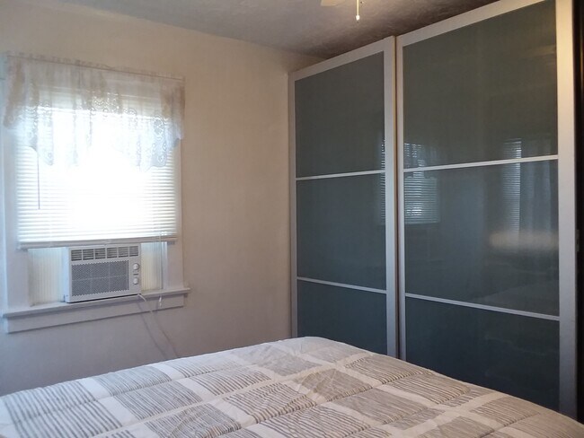 Bedroom Closet - 616 W 40th Pl